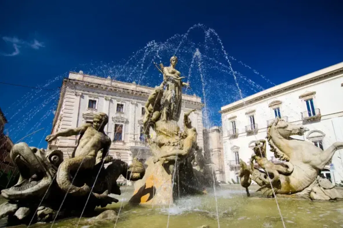 Român amendat în Italia după ce și-a făcut duș cu șampon într-o fântână publică - VIDEO