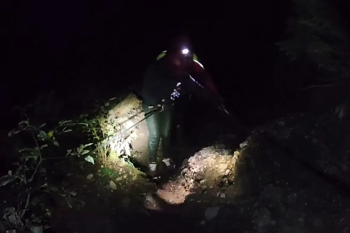 Femeie salvată în toiul nopții din Munții Ceahlău. Rămăsese singură, în întuneric, la temperaturi aproape de îngheț - VIDEO