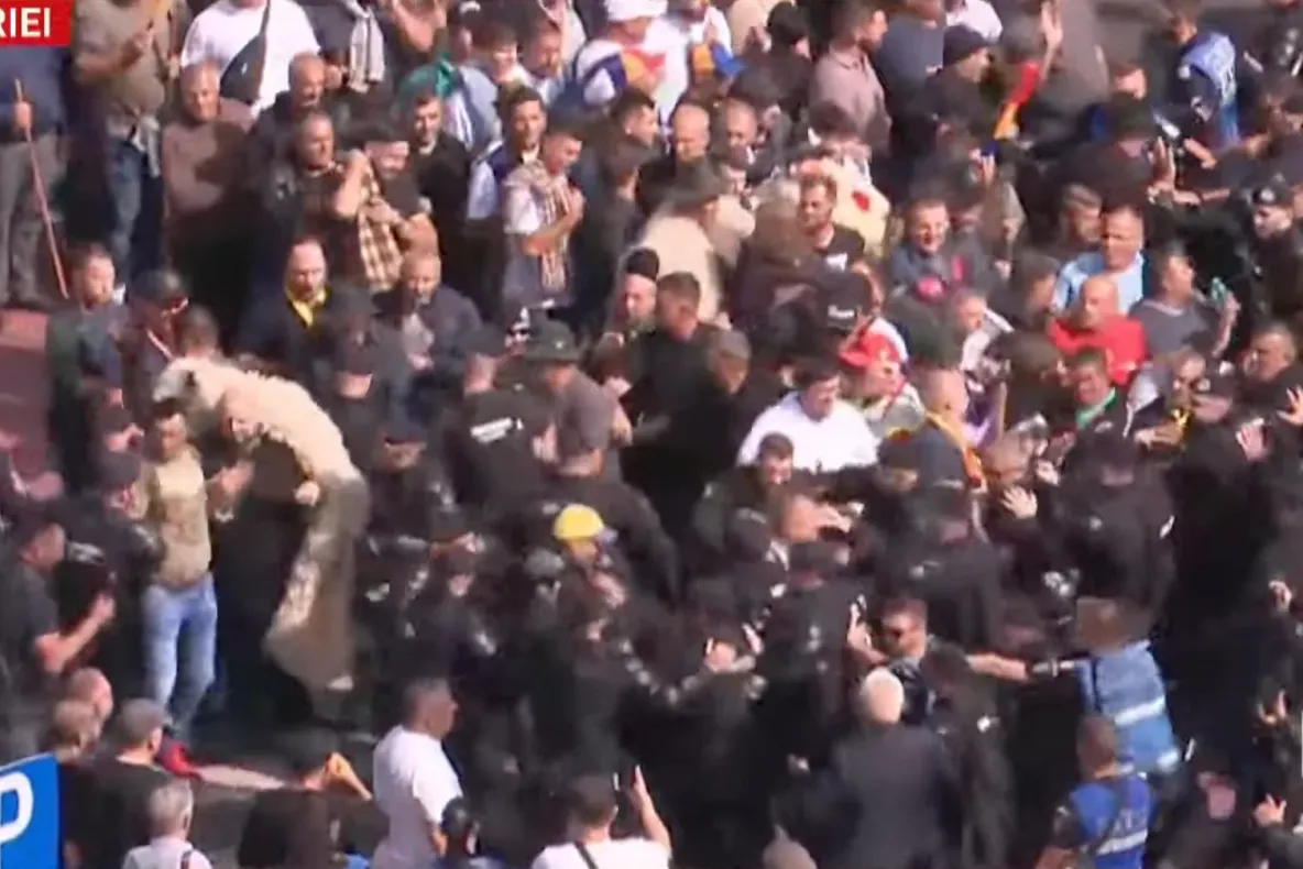 Ciocniri între fermieri și forțele de ordine, la mitingul de protest din Piața Victoriei. Comunicatul Jandarmeriei Române - LIVE TEXT