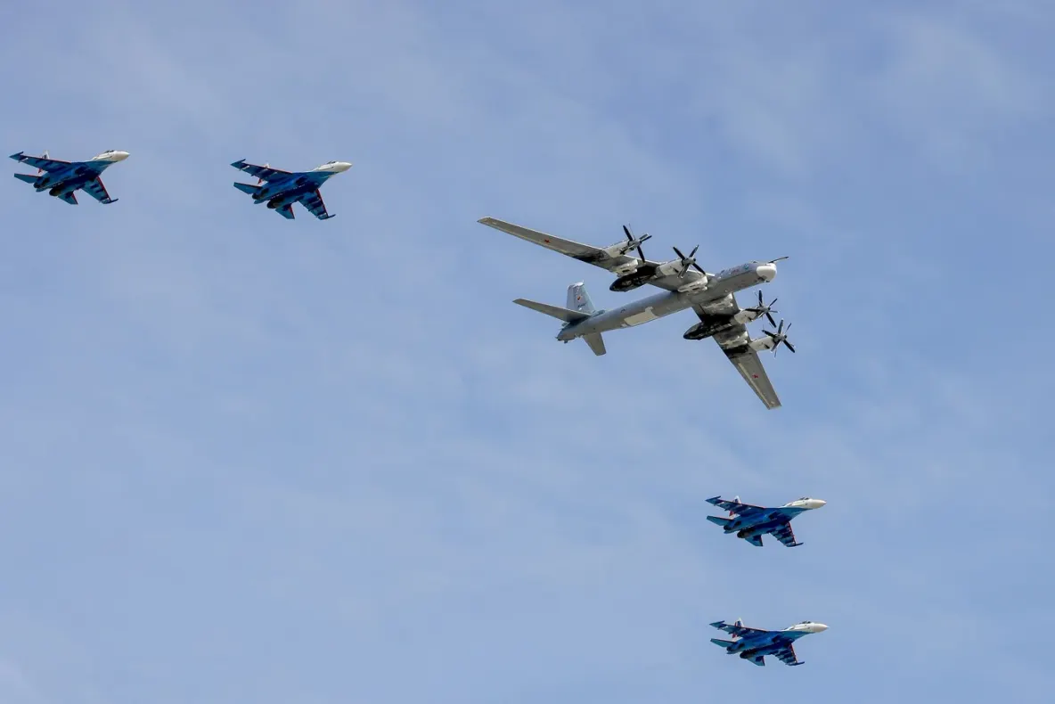 Două bombardiere rusești înarmate cu rachete au fost observate în largul coastelor unui stat NATO