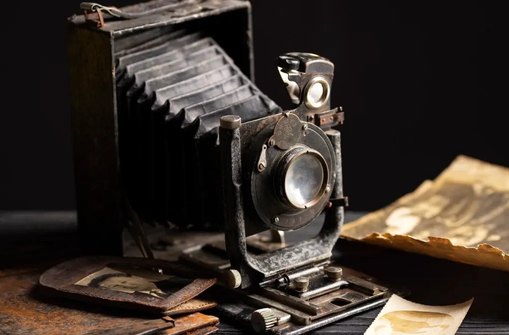 Așa arată prima fotografie din istorie. Imaginea a fost surprinsă pe camera obscură în urmă cu aproape 200 de ani FOTO