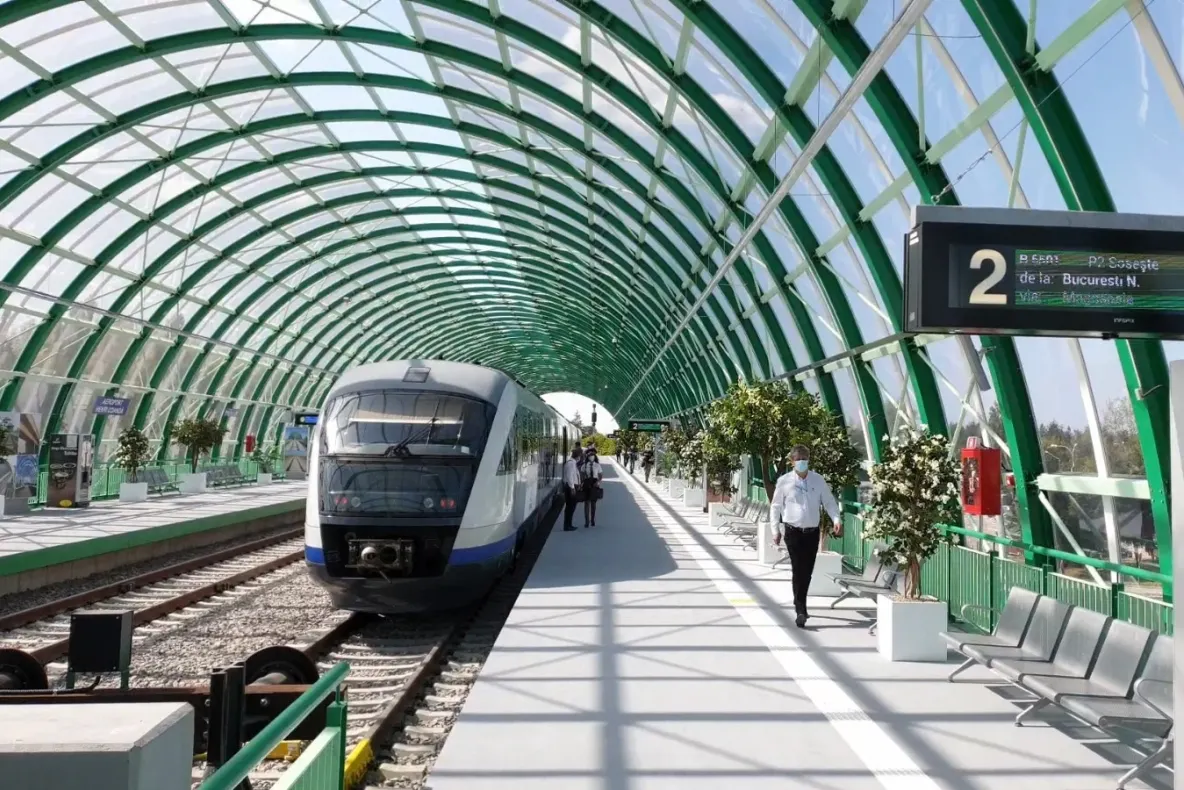 Traficul feroviar către Aeroportul Otopeni, blocat patru ore după defectarea unui tren privat
