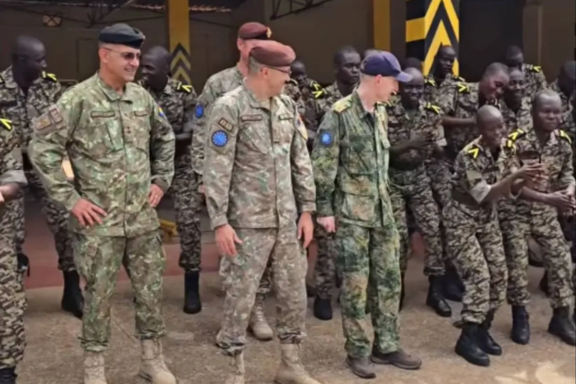 Generalii români, întâmpinați cu muzică și dans în Africa. Imaginile de la ceremonia misiunii UE VIDEO