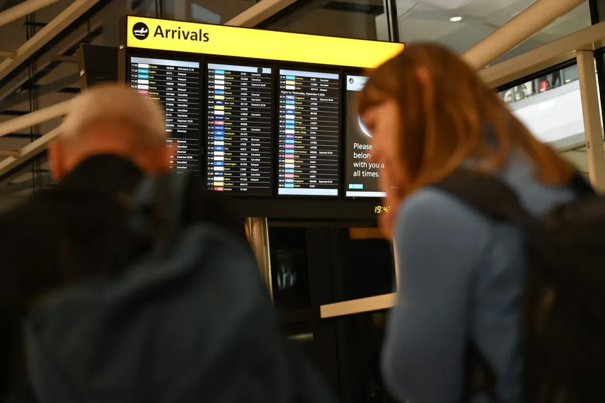 Sute de zboruri anulate în Marea Britanie. Românii, afectați de haosul din aeroporturi | VIDEO