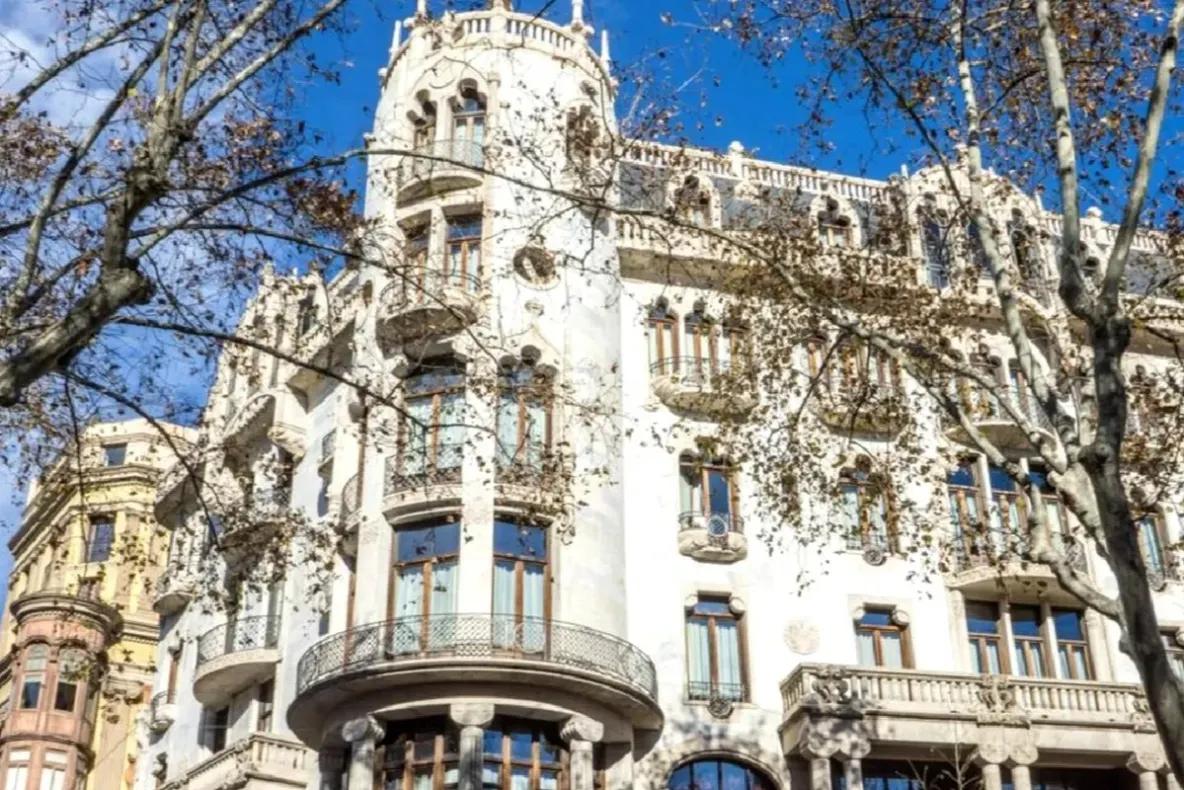 Turist de 23 de ani, înjunghiat în gât într-un hotel de cinci stele din Barcelona. Trei atacatori sunt căutați