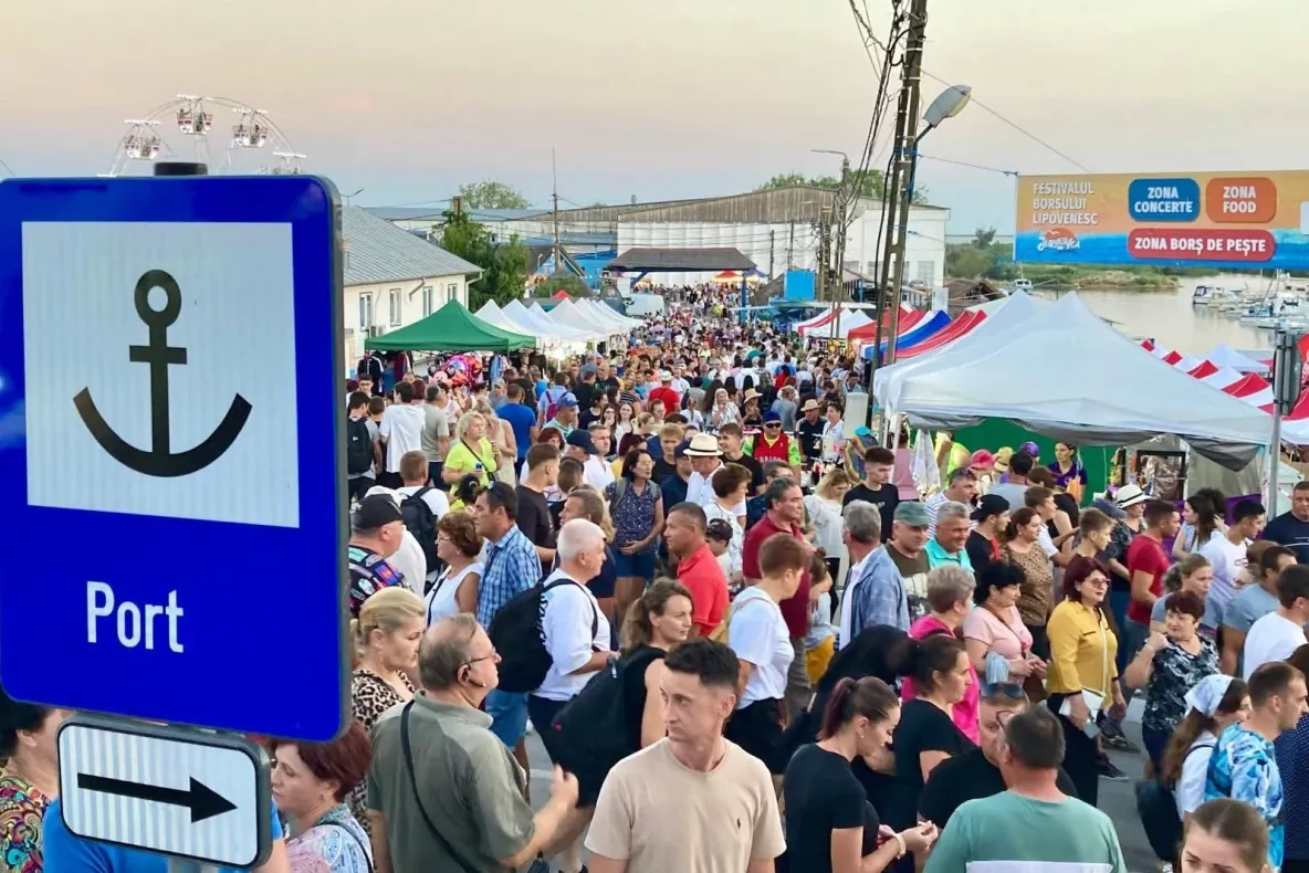 Peste 10 autocare au venit la Festivalul Borșului Lipovenesc, deși evenimentul nu a fost organizat. Primarul dă vina pe agenții de turism și inteligența artificială