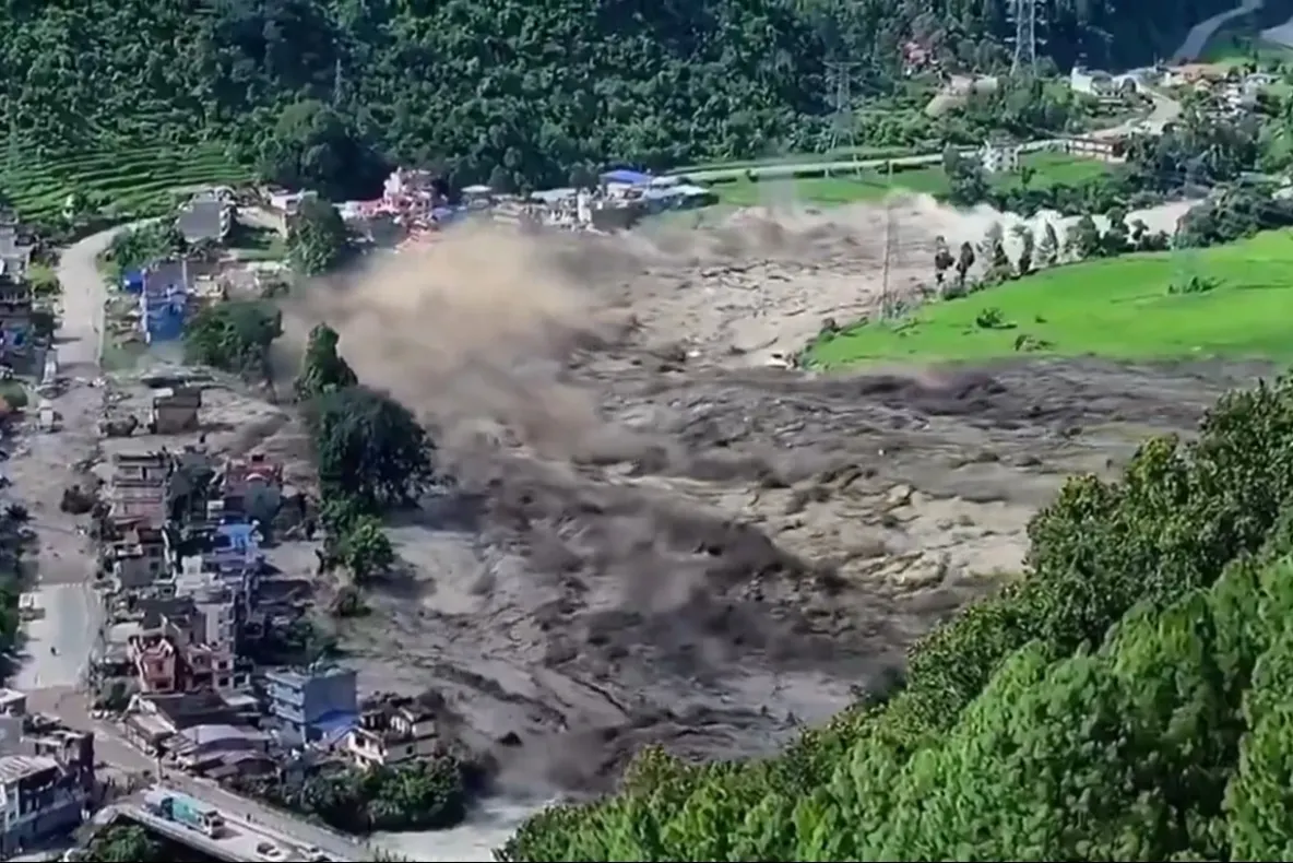 Noi imagini din Nepal arată proporțiile uriașe ale viiturii din Himalaya