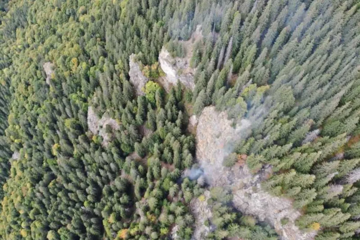 Noi focare de incendiu, identificate în masivul Retezat. Pompierii intervin din nou în zona Cheile Buții