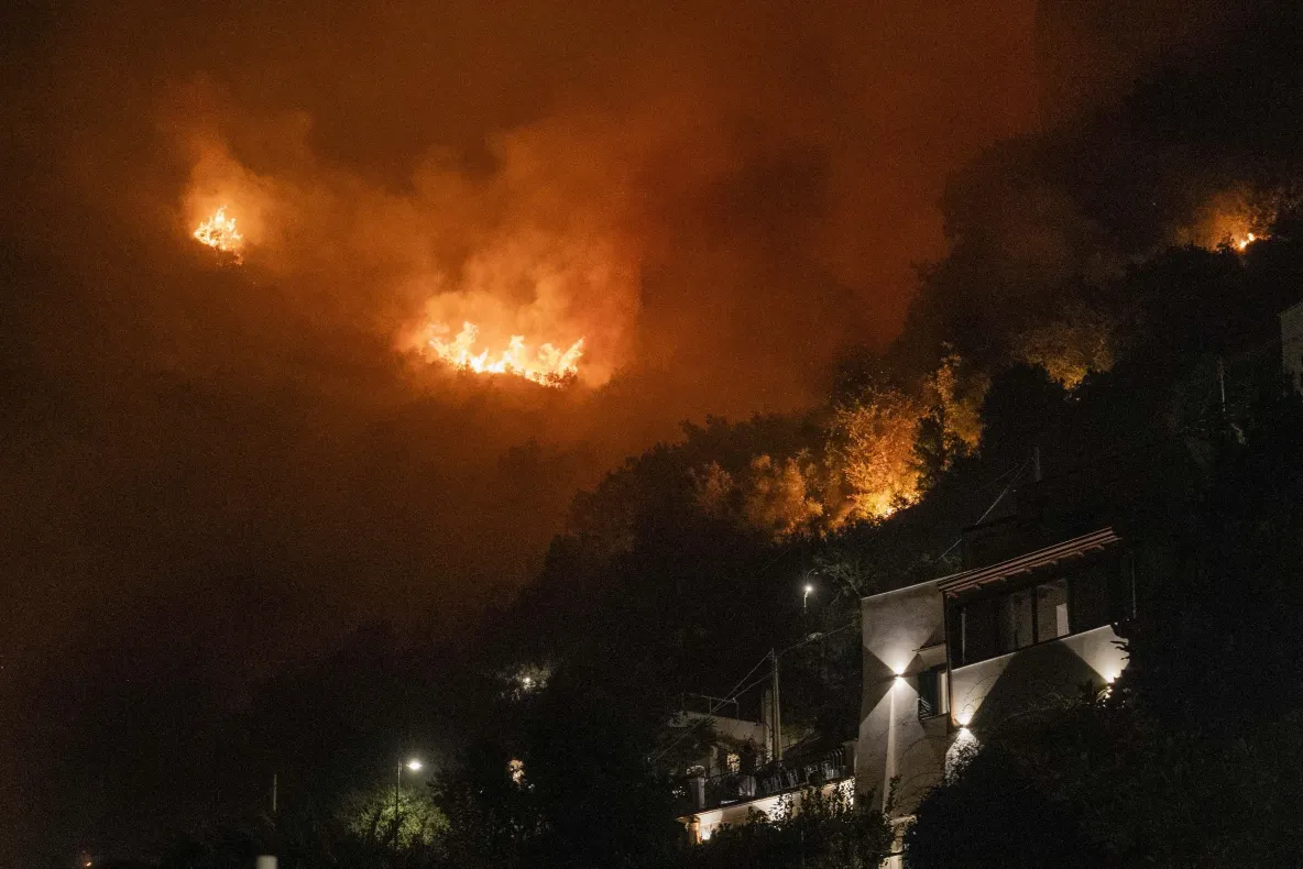 Un voluntar care trebuia să ajute la stingerea incendiilor din Italia, arestat. Bărbatul este suspectat că le-ar fi produs chiar el