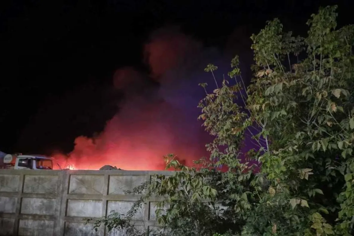 Incendiu puternic în curtea unei firme din Giurgiu. Patru autobetoniere, două camioane și o pompă de beton au ars