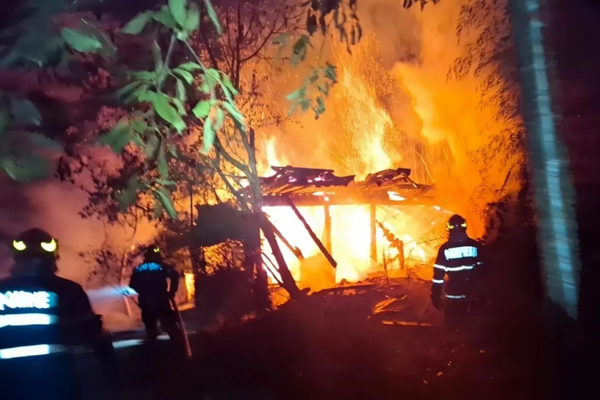 Incendiu puternic la Fălticeni. O anexă gospodărească a fost cuprinsă de flăcări
