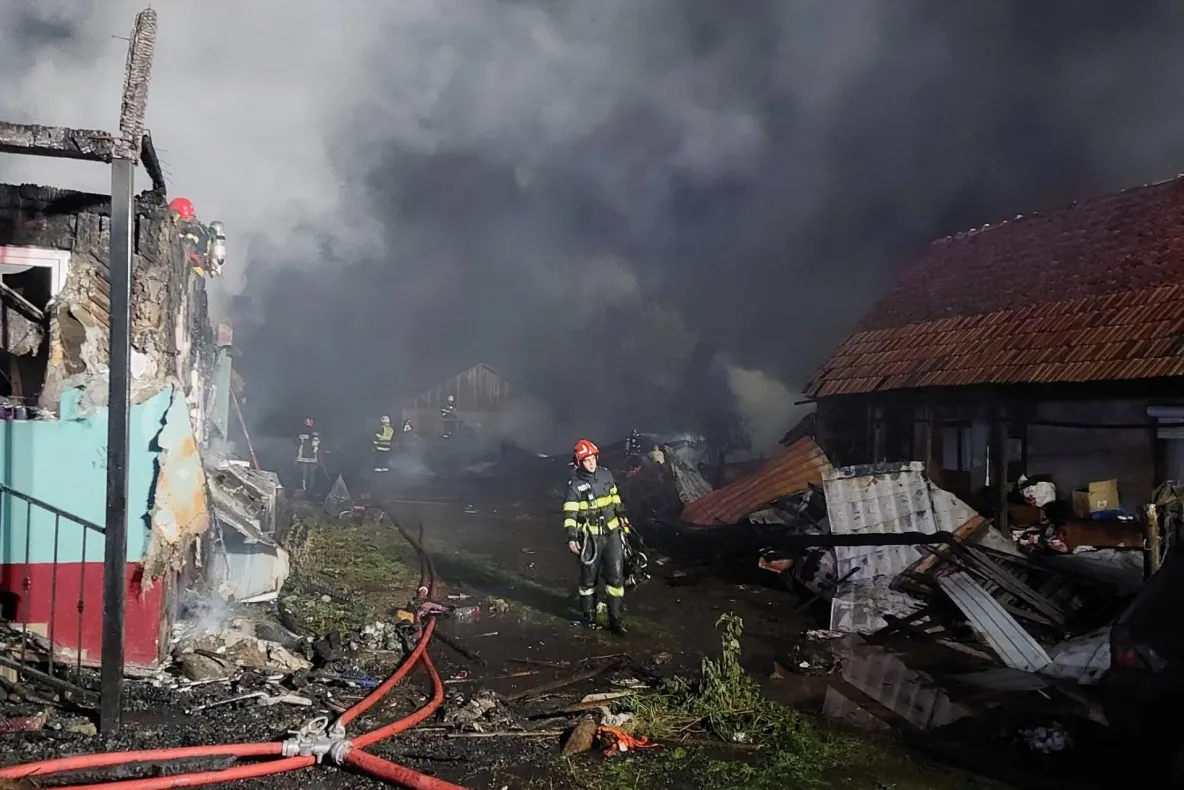 Incendiu puternic în Bistrița-Năsăud. Două case și două mașini, distruse de flăcări - VIDEO