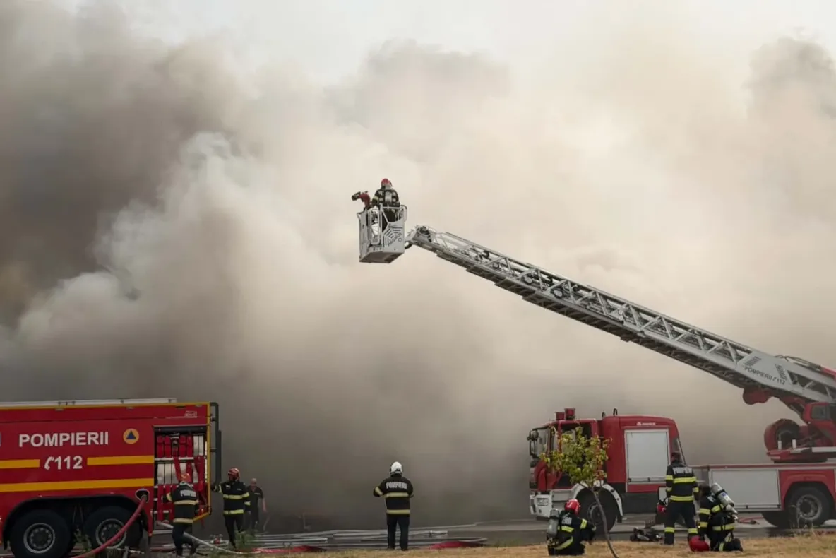 Incendiu uriaș la o fabrică din Drobeta-Turnu Severin. O hală de 20.000 de metri, în flăcări: a fost emis RO-ALERT