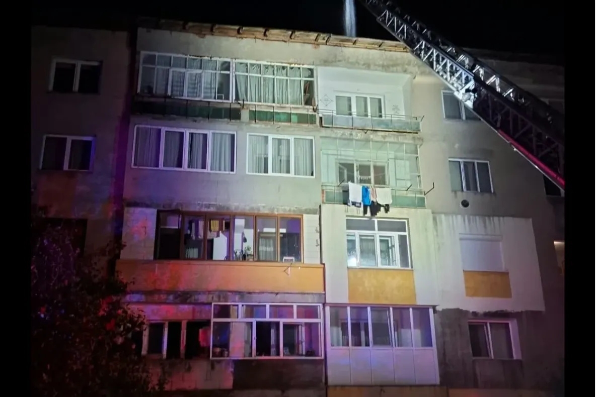 Incendiu puternic și panică într-un bloc din Balș: 52 de oameni evacuați și 2 răniți - VIDEO