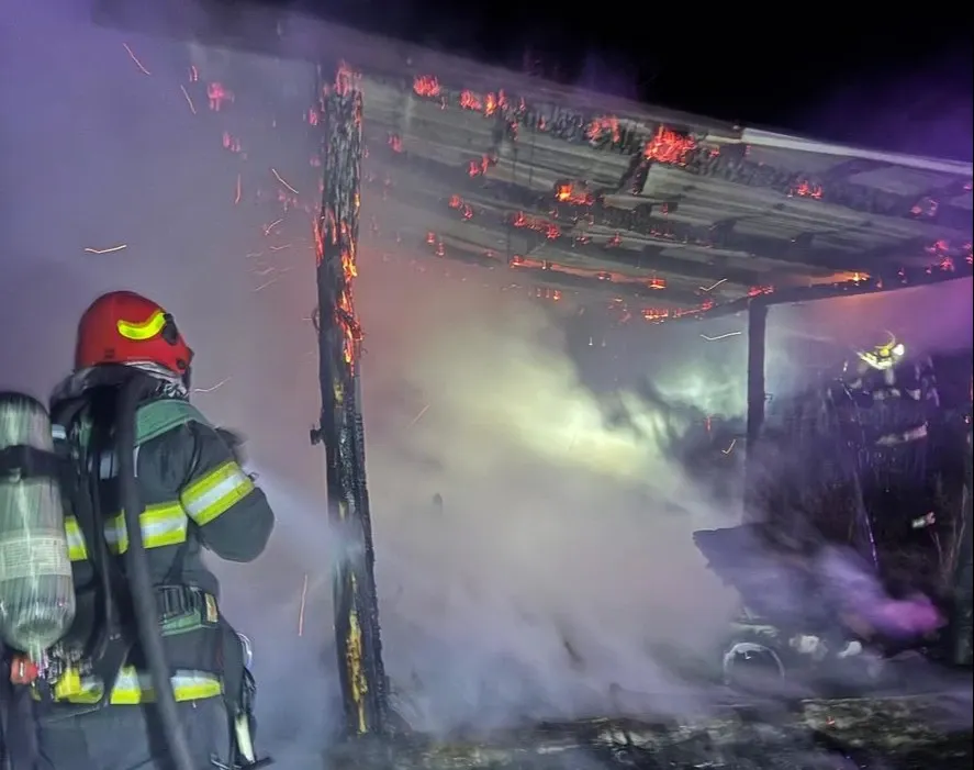 Tragedie în Vâlcea. Un adult și un copil au fost găsiți carbonizați după un incendiu izbucnit într-o gospodărie