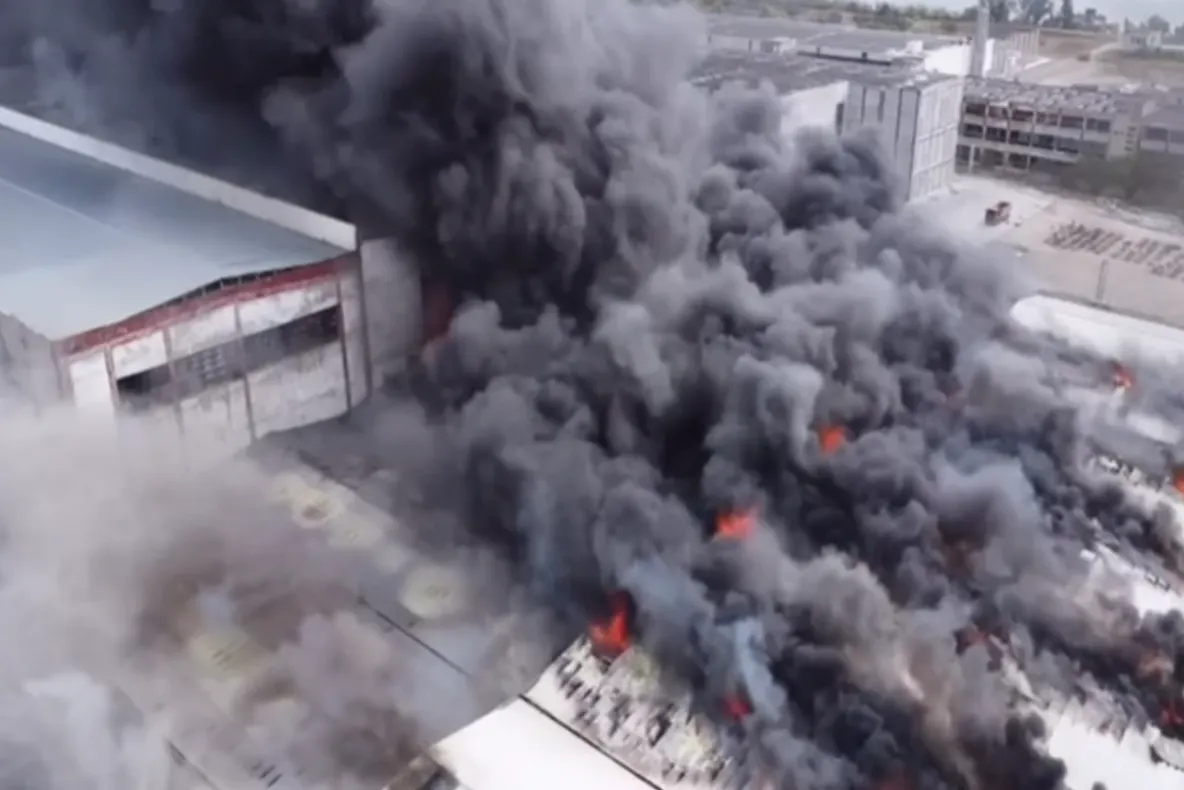 Incendiu uriaș la o fabrică din Drobeta-Turnu Severin. O hală de 20.000 de metri, în flăcări: a fost emis RO-ALERT
