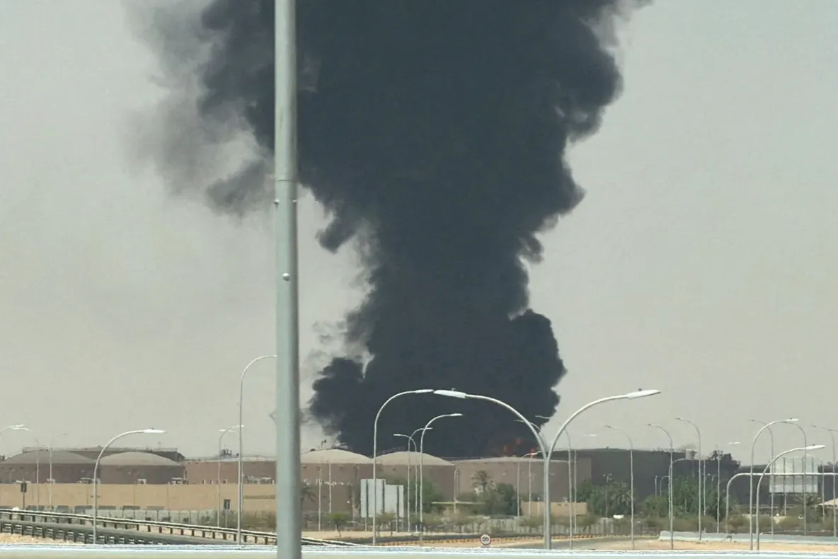 Alertă de atac aerian și explozii la Riad. Incendiu major în apropierea aeroportului capitalei saudite