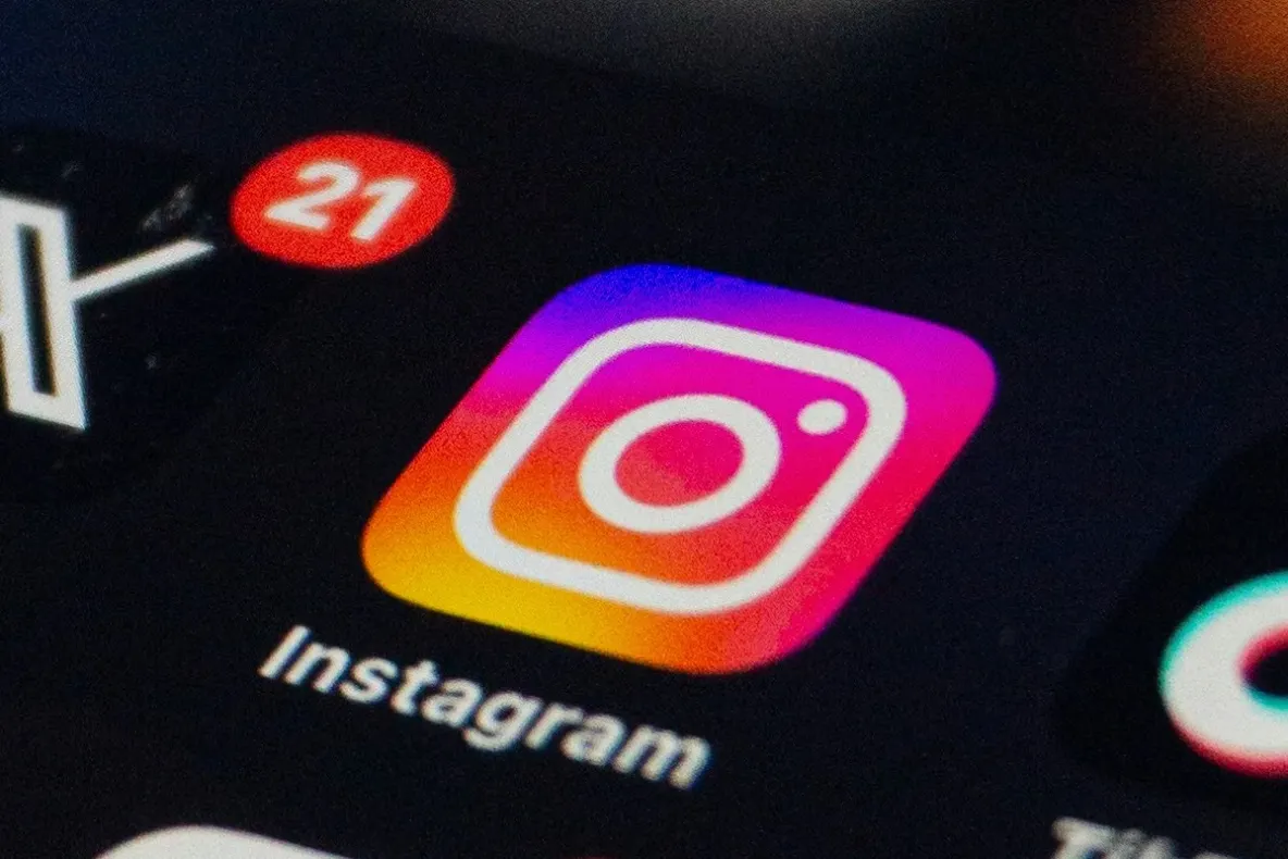 Escrocherie nouă pe Instagram. Escrocii cer bani ca să nu-ți fie închis contul