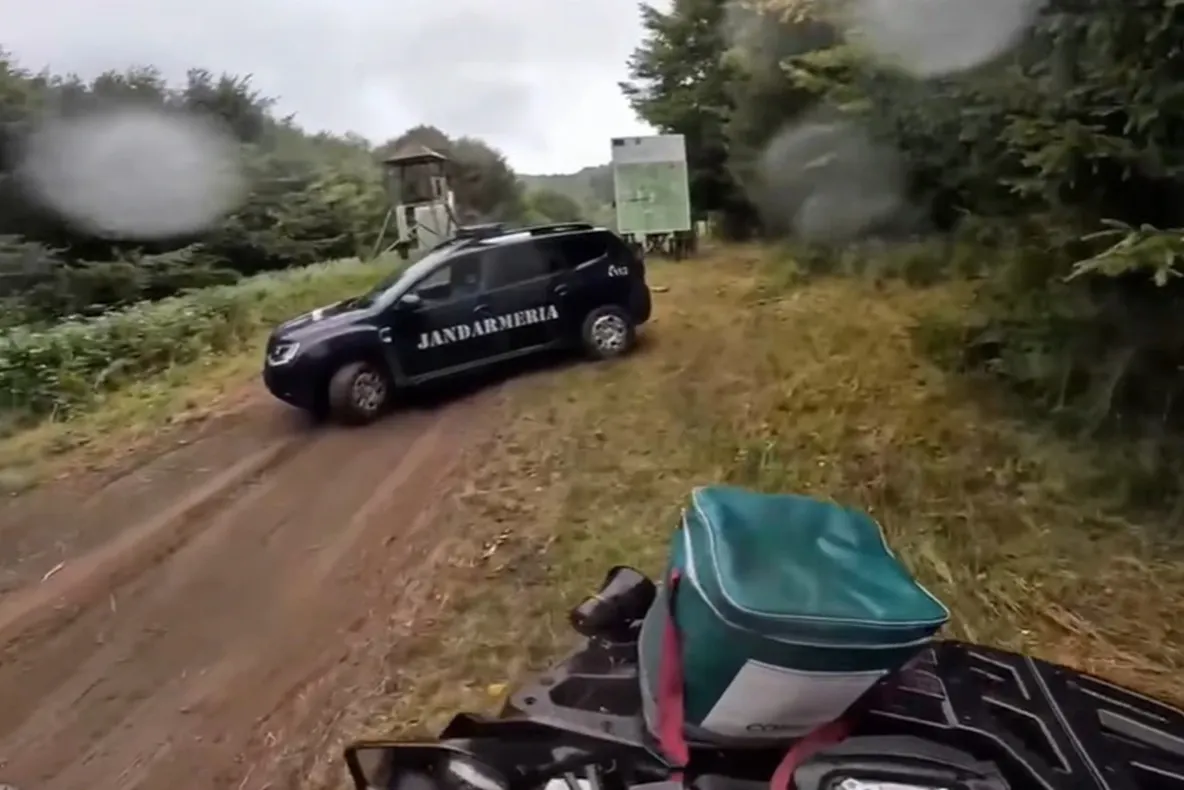 Doi tineri de 19 ani, salvați de jandarmi, după ce s-au rătăcit pe munte. Intervenția a durat patru ore VIDEO