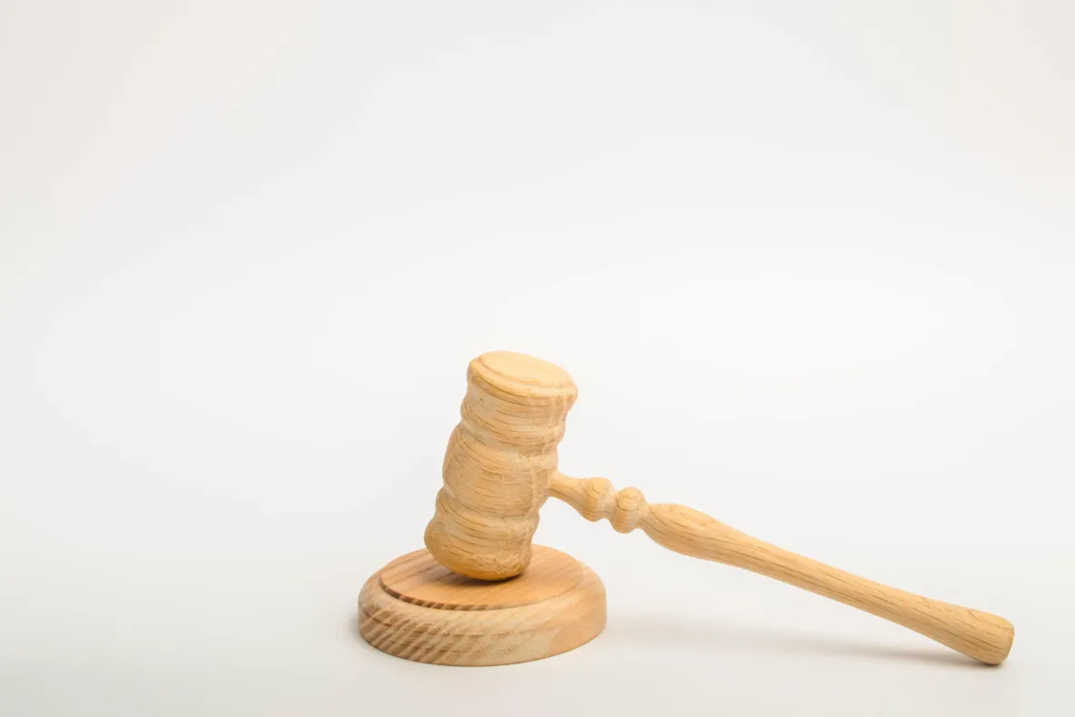 Inspector de muncă din Alba, trimis în judecată. Anunța agenții economici despre controale inopinate