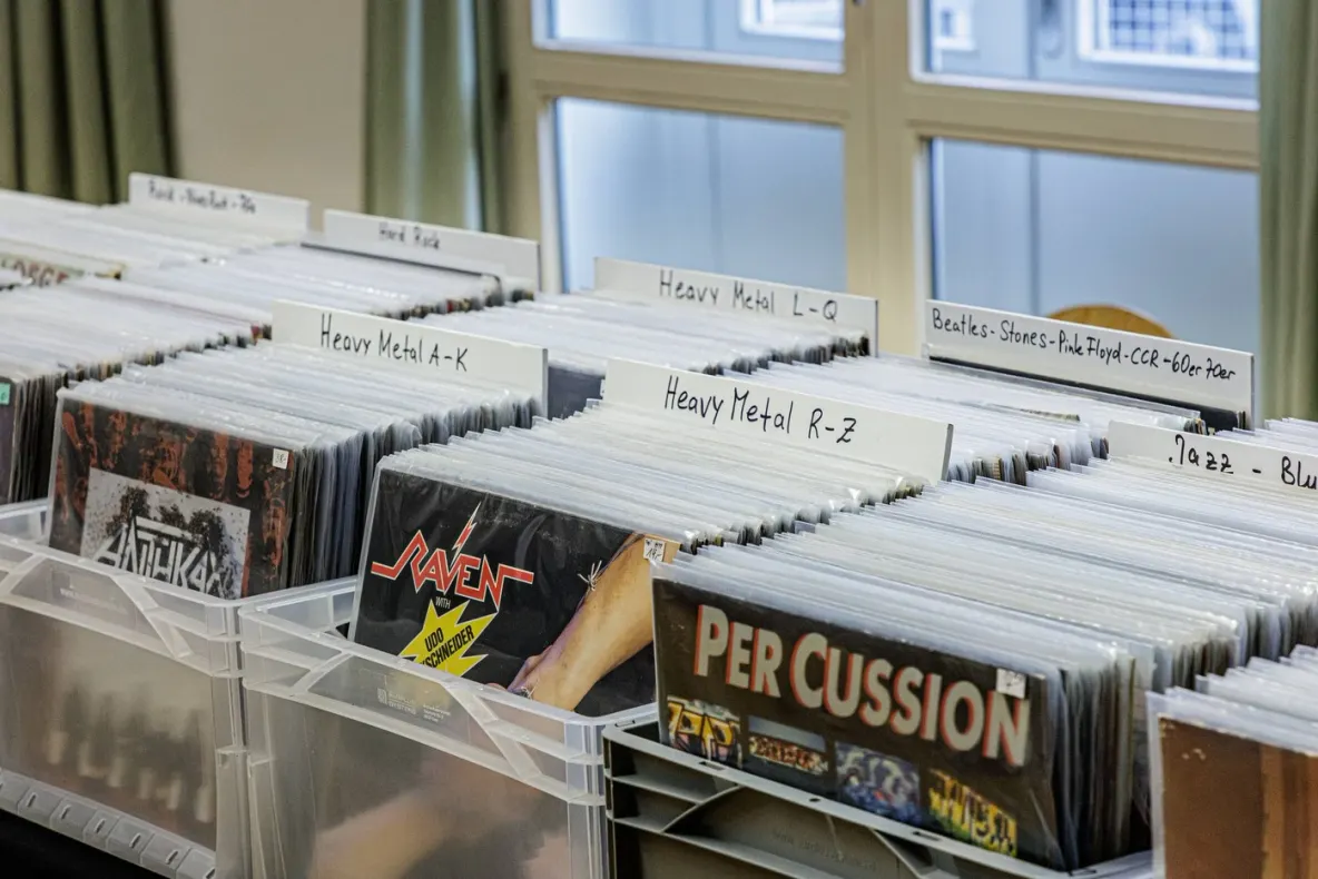 Un bărbat care a făcut peste 2,5 milioane de lire sterline din vânzarea discurilor de vinil false, trimis la închisoare