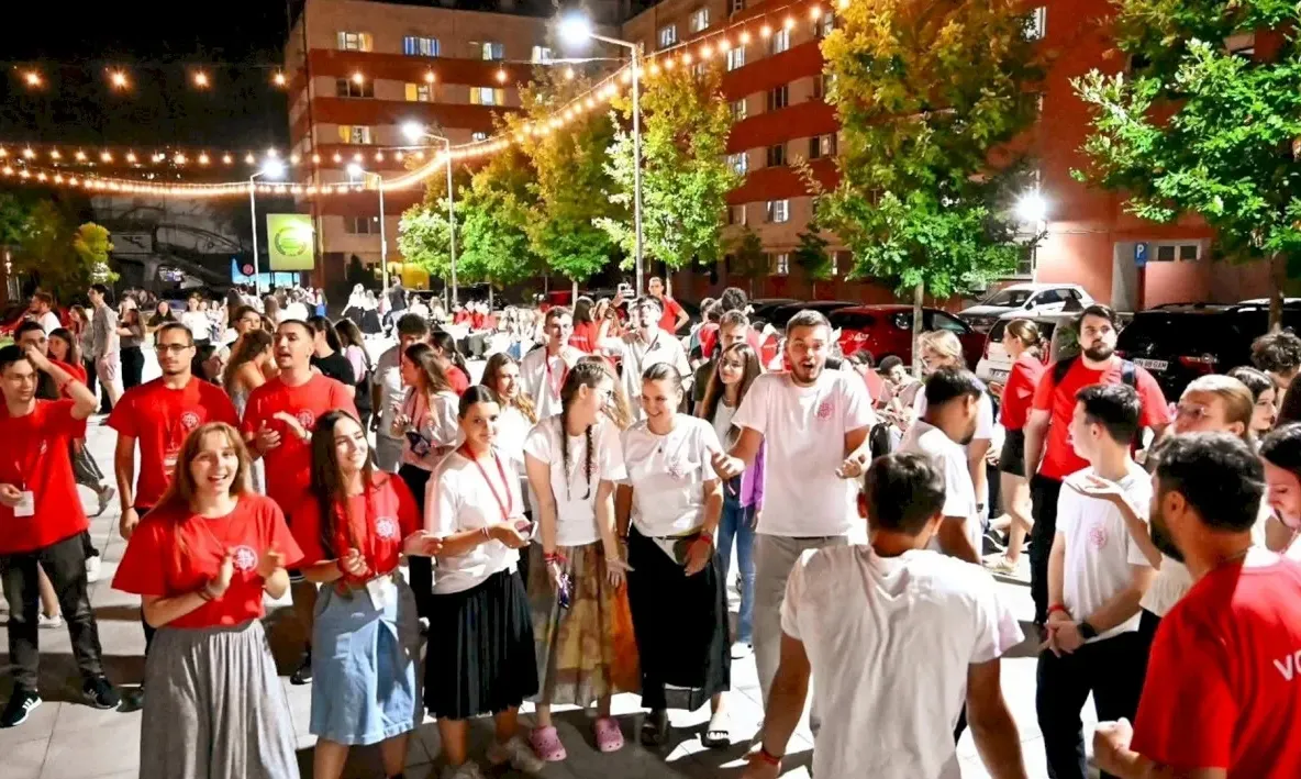 Mii de tineri ortodocși pornesc pe jos prin București într un marș impresionant. Ce le cere Poliția șoferilor