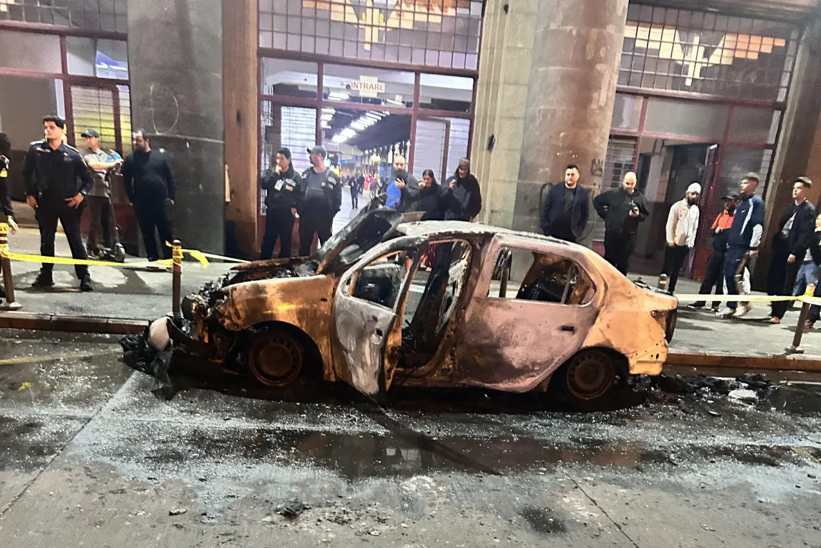 Explozie și incendiu în fața Gării de Nord din București. O mașină electrică a luat foc