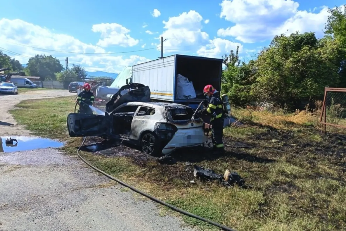 Maşină cuprinsă de flăcări în mers, în Hunedoara. Incendiul ameninţa un camion şi mai multe materiale combustibile