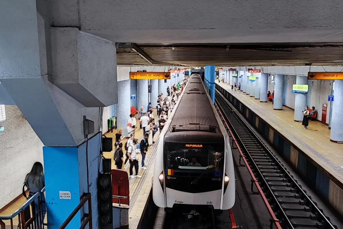 Femeie accidentată la stația de metrou Ștefan cel Mare. Circulația dată peste cap pe Magistrala 1
