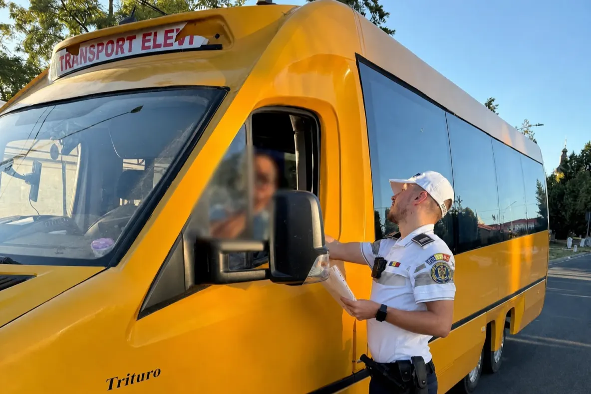 Șofer de microbuz școlar, prins băut cu 14 elevi la bord, în Timiș: ce alcoolemie avea