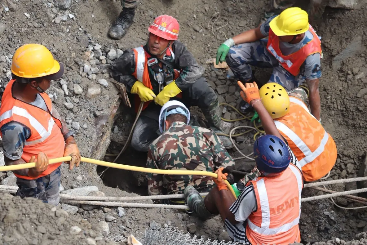 Miracol în Nepal: doi bărbați scoși vii dintr-un tunel îngropat de noroi și apă, după șapte zile de căutări neîntrerupte