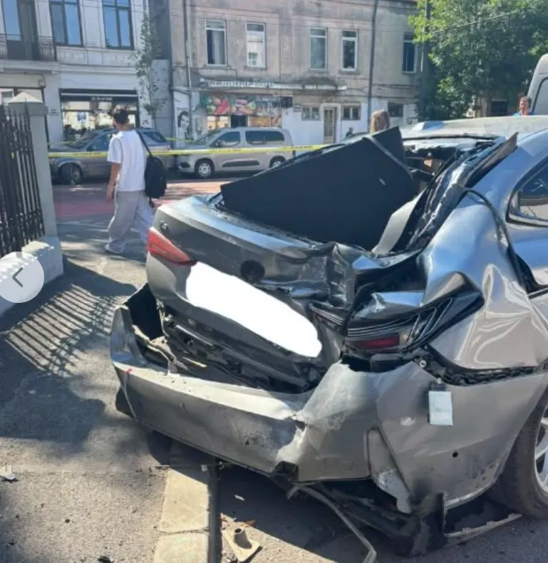 Scene incredibile în București: Încerca să parcheze, dar a lovit un pieton, un biciclist și trei mașini