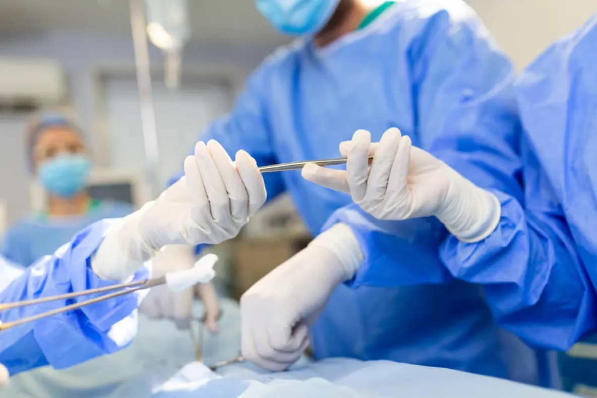Brăila: Tumoră de 10 kilograme extirpată din abdomenul unui bărbat de 56 de ani. Organele vitale fuseseră împinse în partea stângă a abdomenului