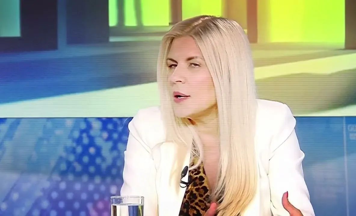 20:55 - Elena Udrea dă cărțile pe față la  "100%", cu Laurențiu Botin.