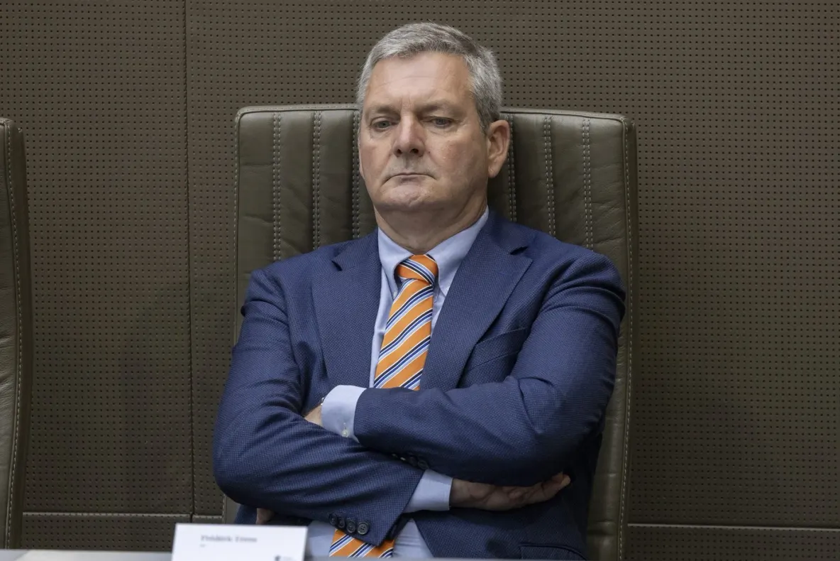 A intrat în toaleta Parlamentului și a rămas captiv 13 ore. Politicianul a făcut găuri în ușă ca să poată respira