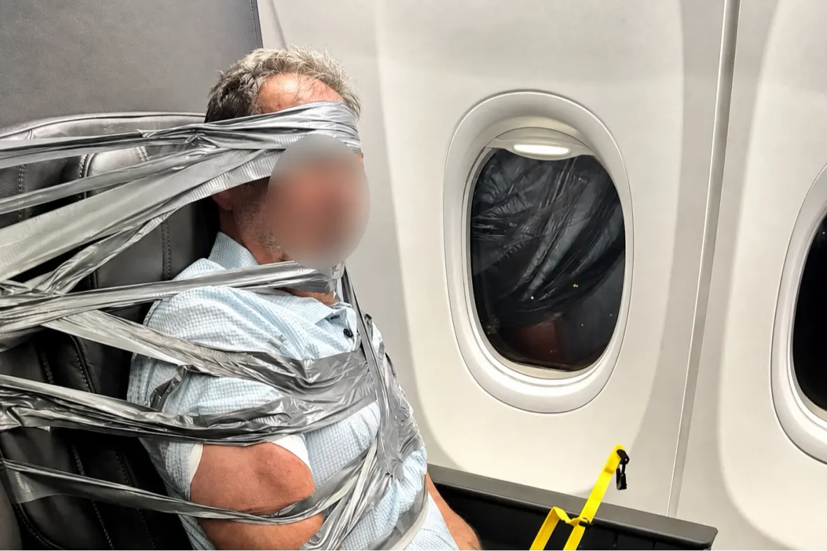 Un pasager a fost imobilizat cu bandă adezivă după un incident violent la bord. Avionul a aterizat de urgență