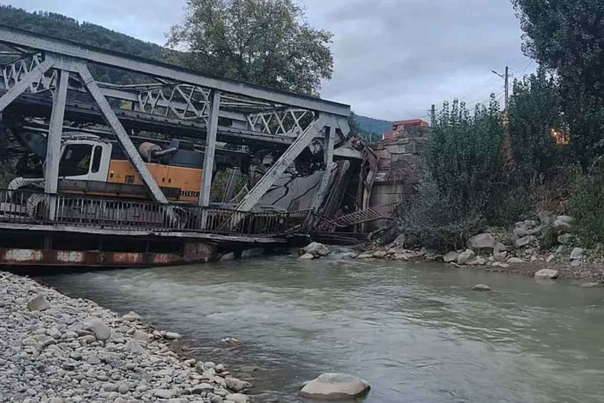 Imagini spectaculoase. Un pod de fier din județul Bacău s-a prăbușit sub greutatea unui TIR. Trafic deviat