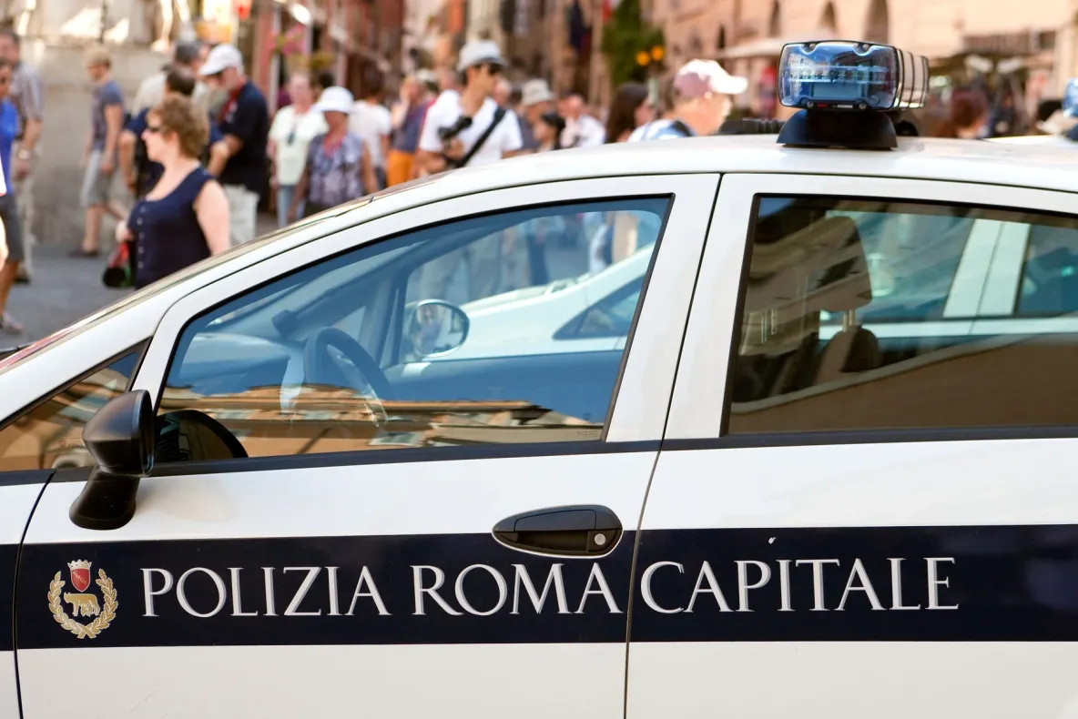 Cardurile de combustibil ale Poliției italiene, clonate de un român. Carburantul era furat și vândut de alți conaționali