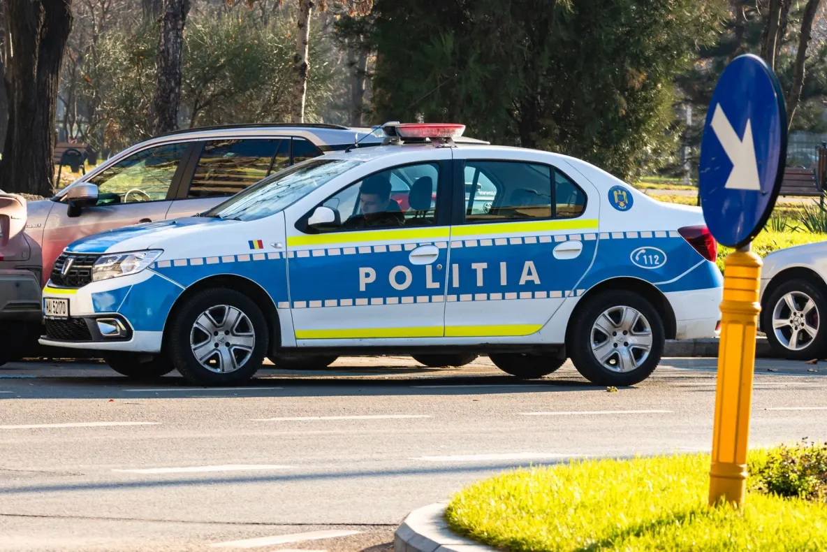 Adolescentă, salvată de polițiști după ce a dat foc unui covor în apartament. Fata se certase cu mama sa