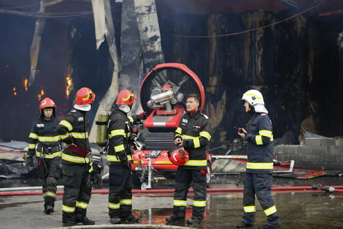 Incendiul de la fabrica de celuloză din Drobeta-Turnu Severin încă nu a fost stins. Pompierii intervin în trei sectoare
