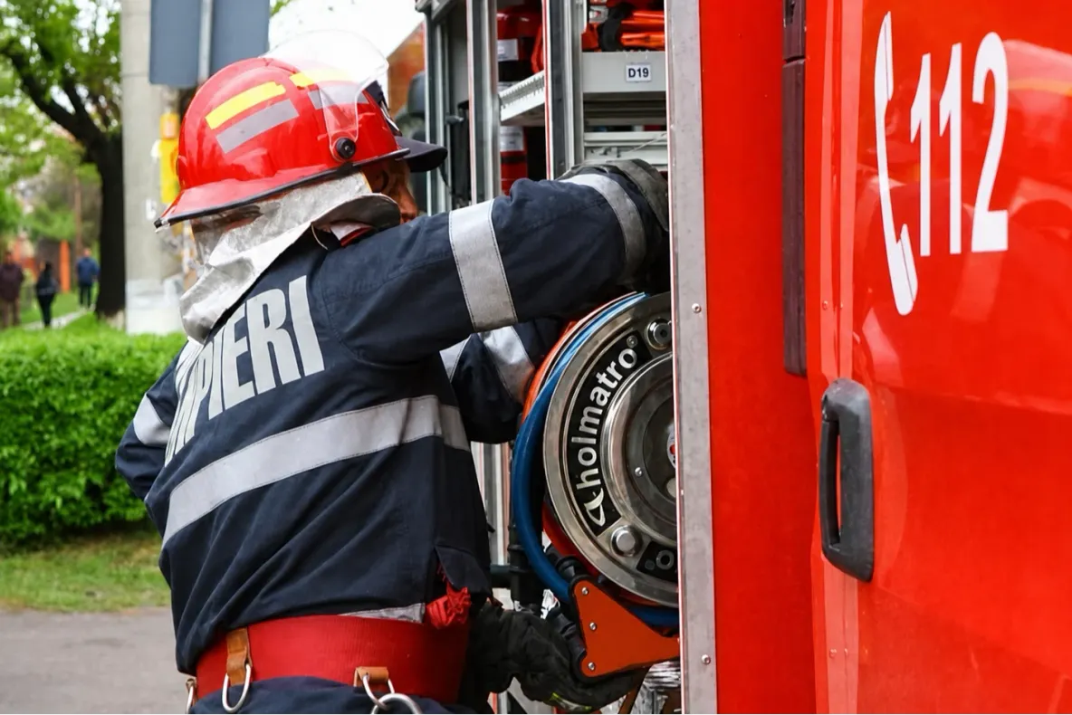 Incendiu într-un cămin din Iași: trei locatari s-au intoxicat cu fum, pompierii intervin de urgență