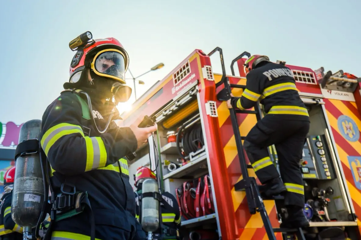 Incendiu într-o clădire de pe centura Bistriței, unde erau cazați muncitori străini. 12 persoane, evacuate
