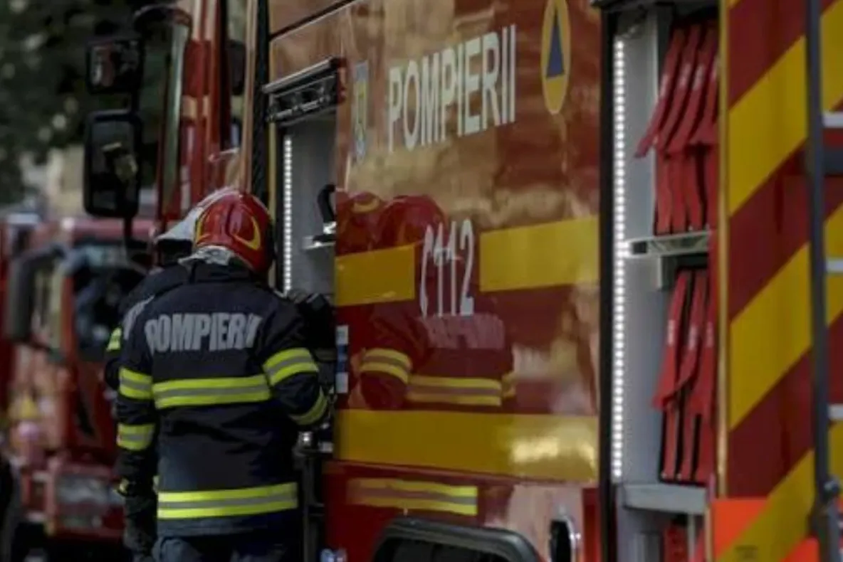 Panică într-un bloc din Cluj-Napoca. Patru persoane au rămas blocate în lift, iar pompierii au intervenit pentru evacuarea lor