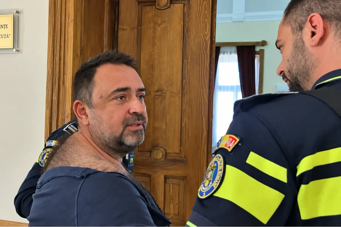 Decizie în cazul procurorului care a folosit pistolul: arestarea preventivă a fost revocată. Instanța a dispus internarea medicală provizorie