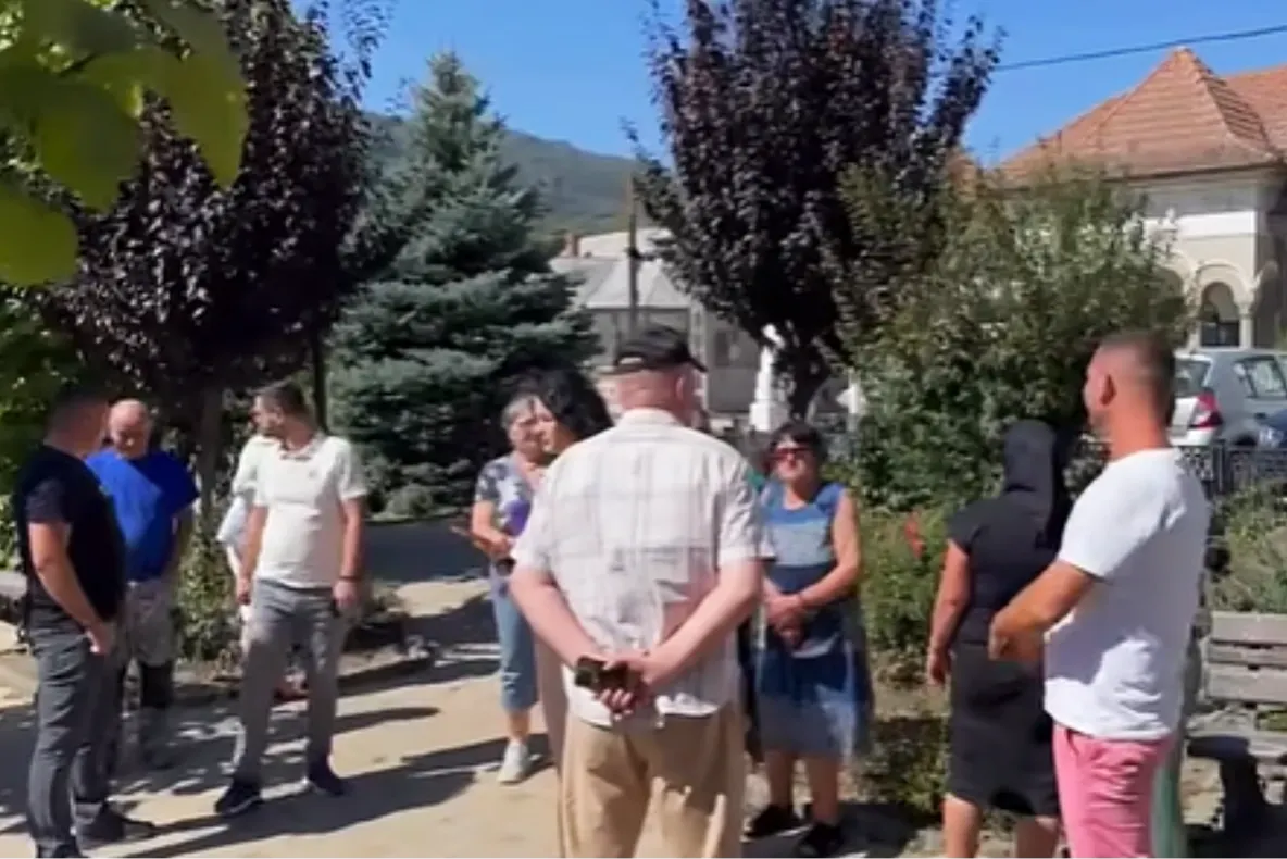 Un sat întreg, terorizat de un minor de 13 ani. Localnicii au protestat în fața primăriei