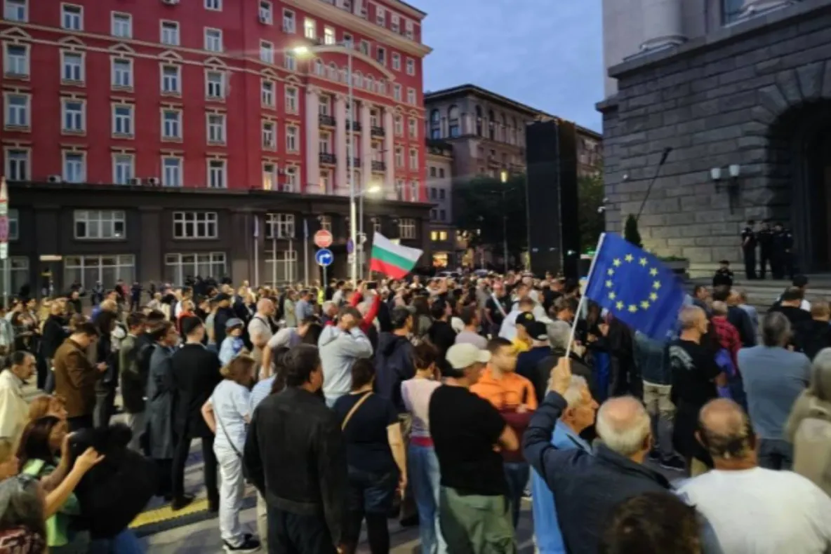 Proteste și la Sofia. Bulgarii care au ieșit în stradă au cerut demisia Guvernului Radev