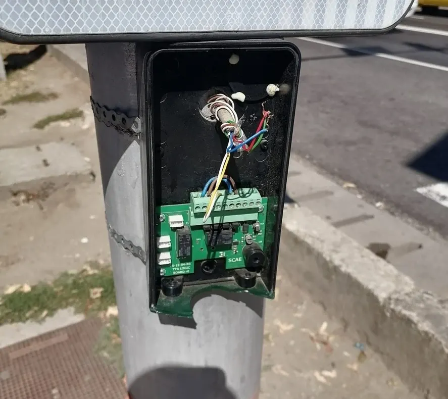 Semafoare pentru pietoni vandalizate la Filiași. DRDP Craiova a depus plângere penală: „Pot pune vieți în pericol”