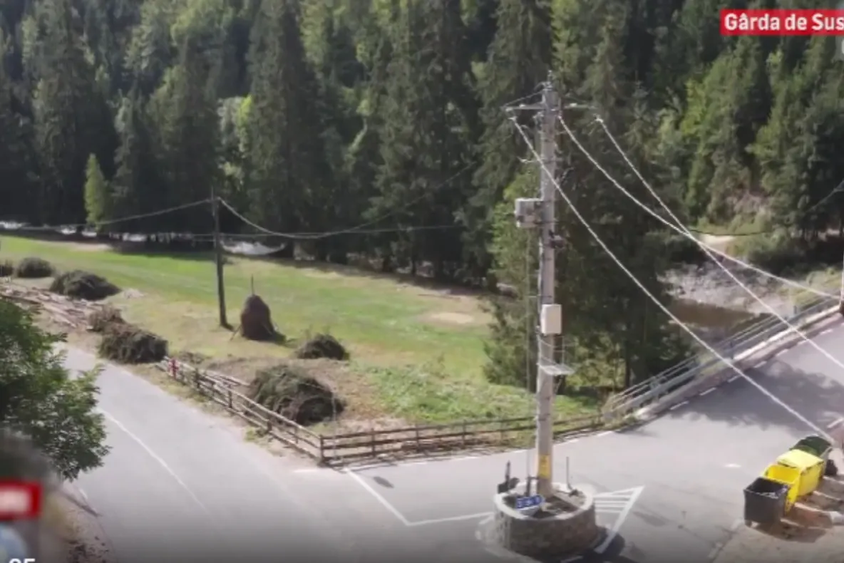 Stâlp de electricitate lăsat în mijlocul drumului. Șoferii se plâng de situație