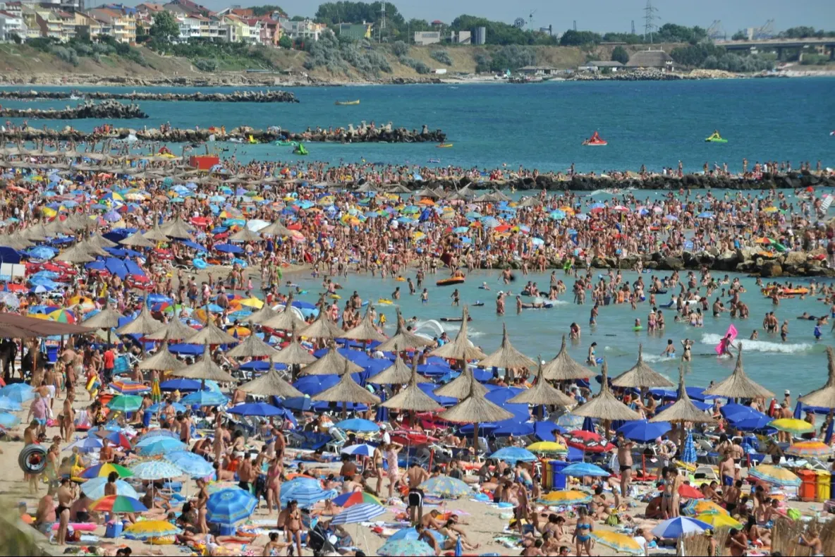 Turiștii străini au cheltuit masiv în România în vara 2026: plăți cu cardul, creștere record, +63%”