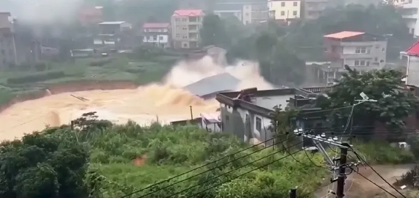 Un nou taifun a lovit China: blocuri dărâmate și mașini luate de ape